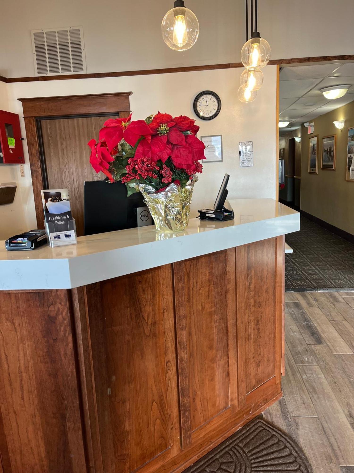Fireside Inn And Suites Devils Lake Exterior photo