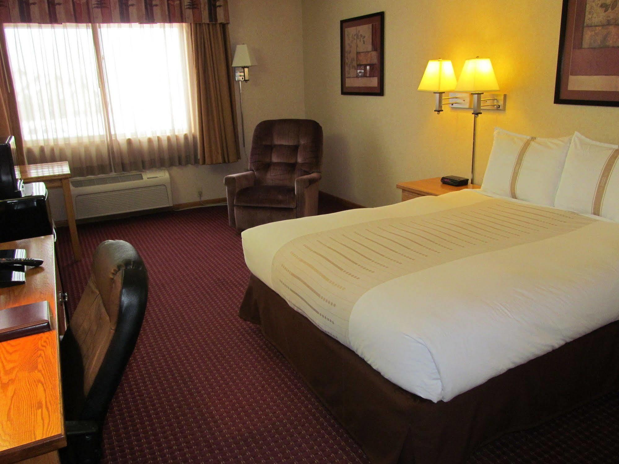 Fireside Inn And Suites Devils Lake Exterior photo