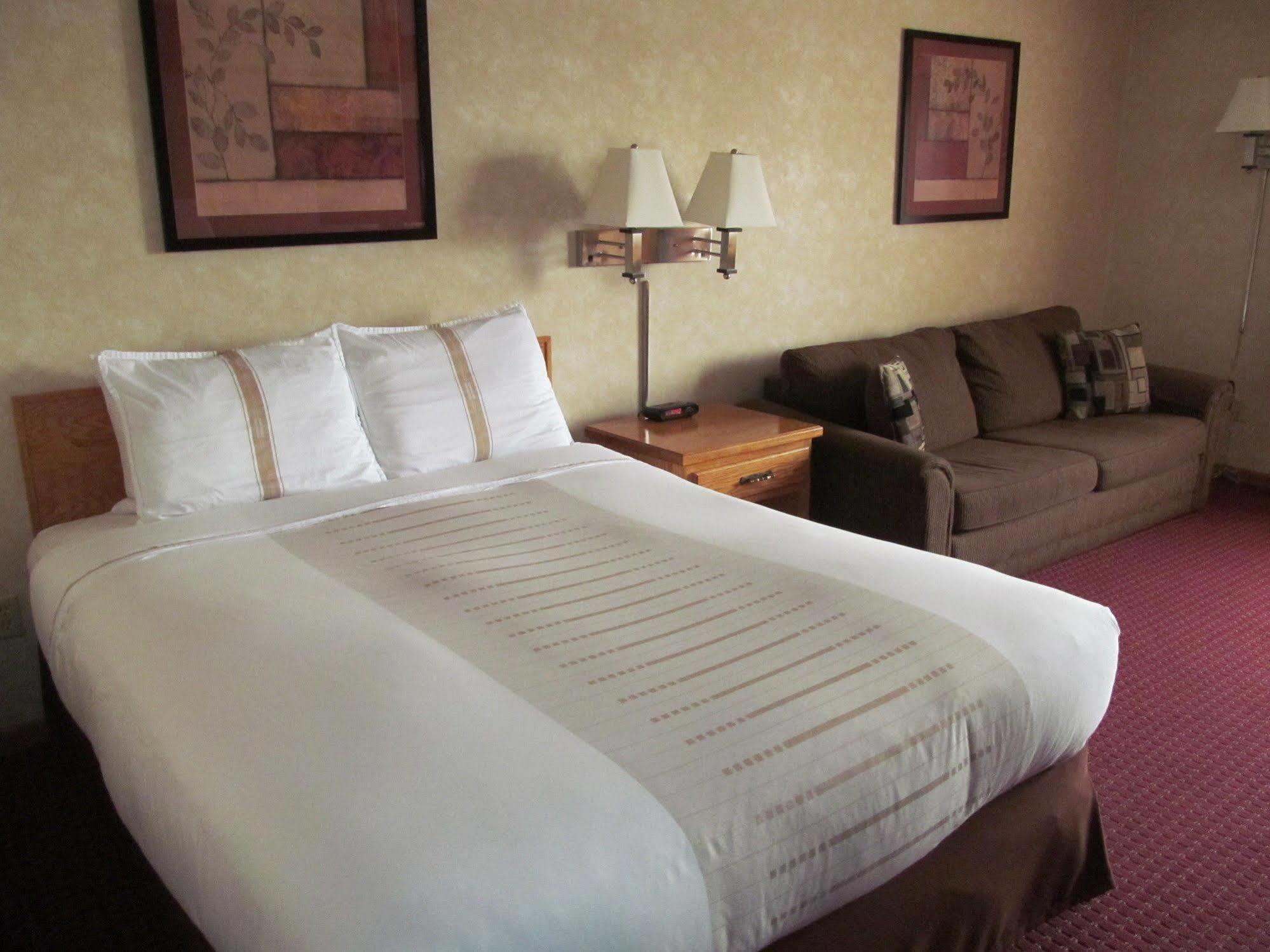 Fireside Inn And Suites Devils Lake Exterior photo