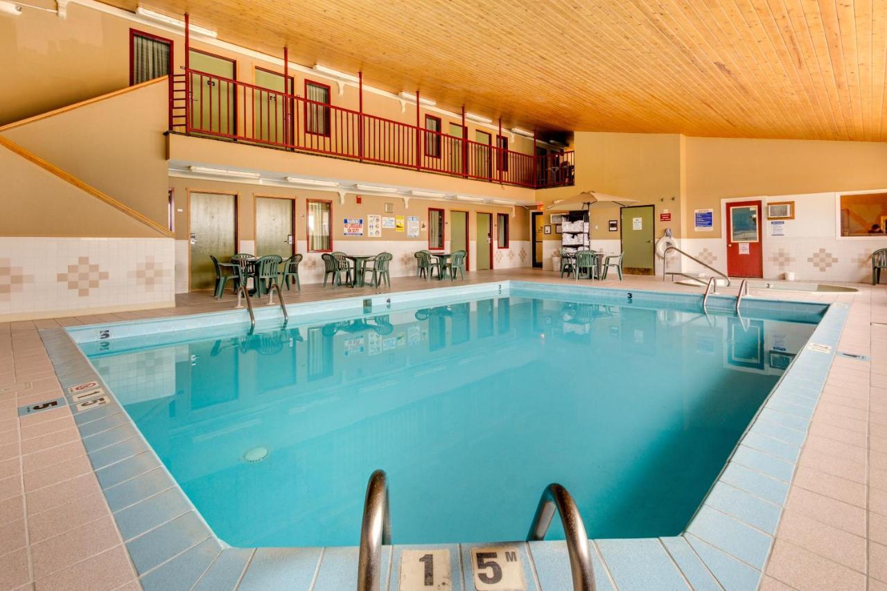 Fireside Inn And Suites Devils Lake Exterior photo