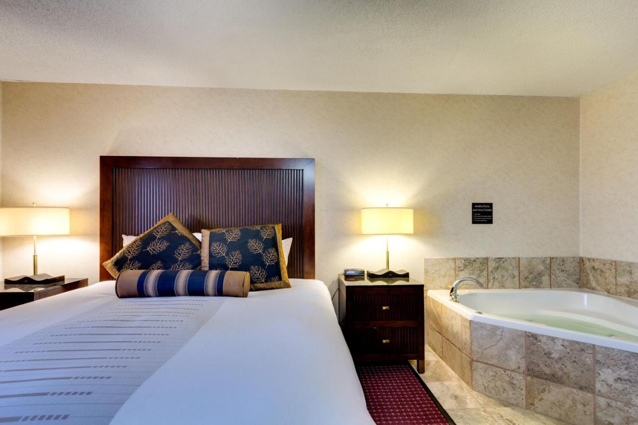Fireside Inn And Suites Devils Lake Exterior photo