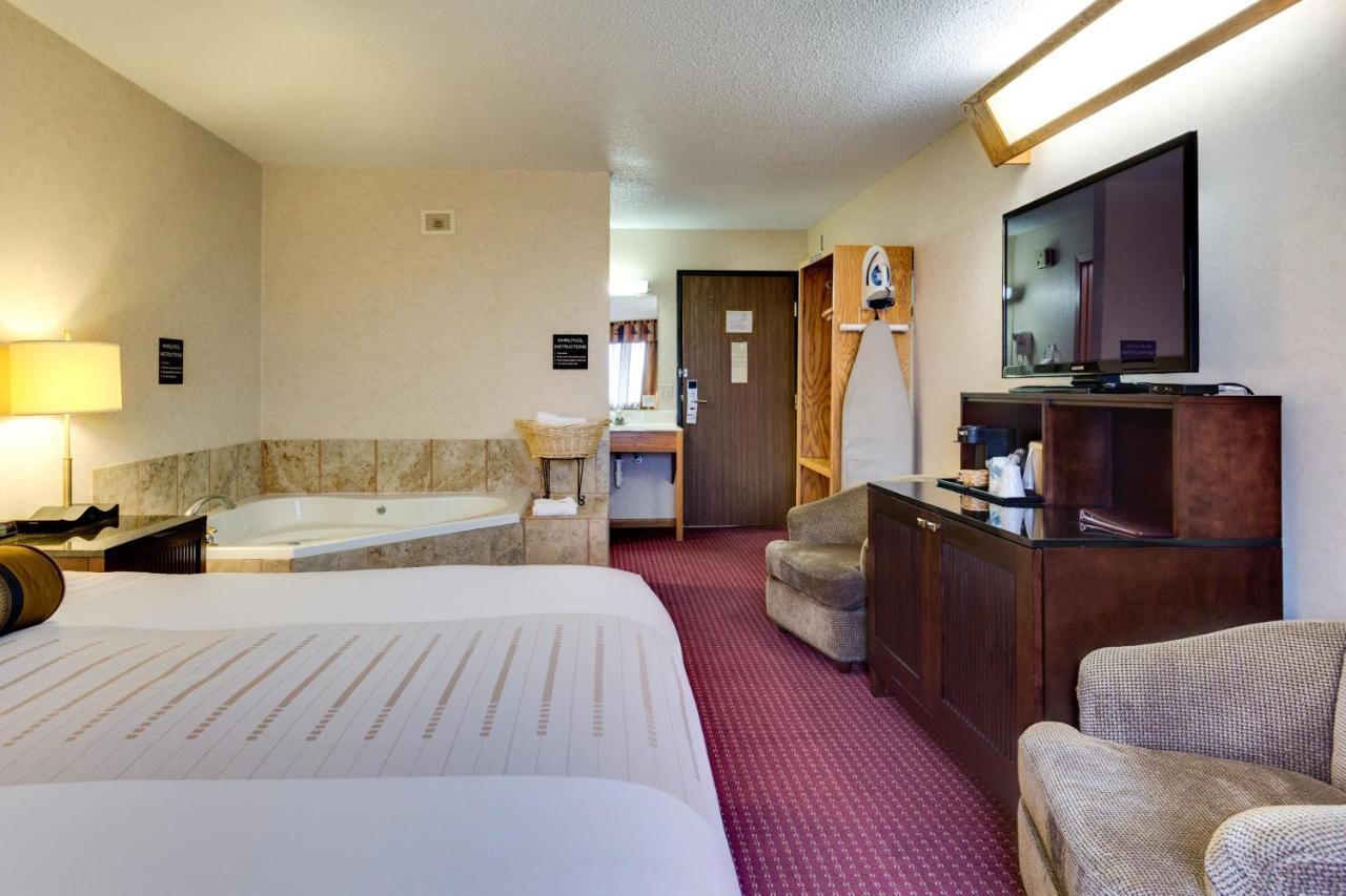 Fireside Inn And Suites Devils Lake Exterior photo