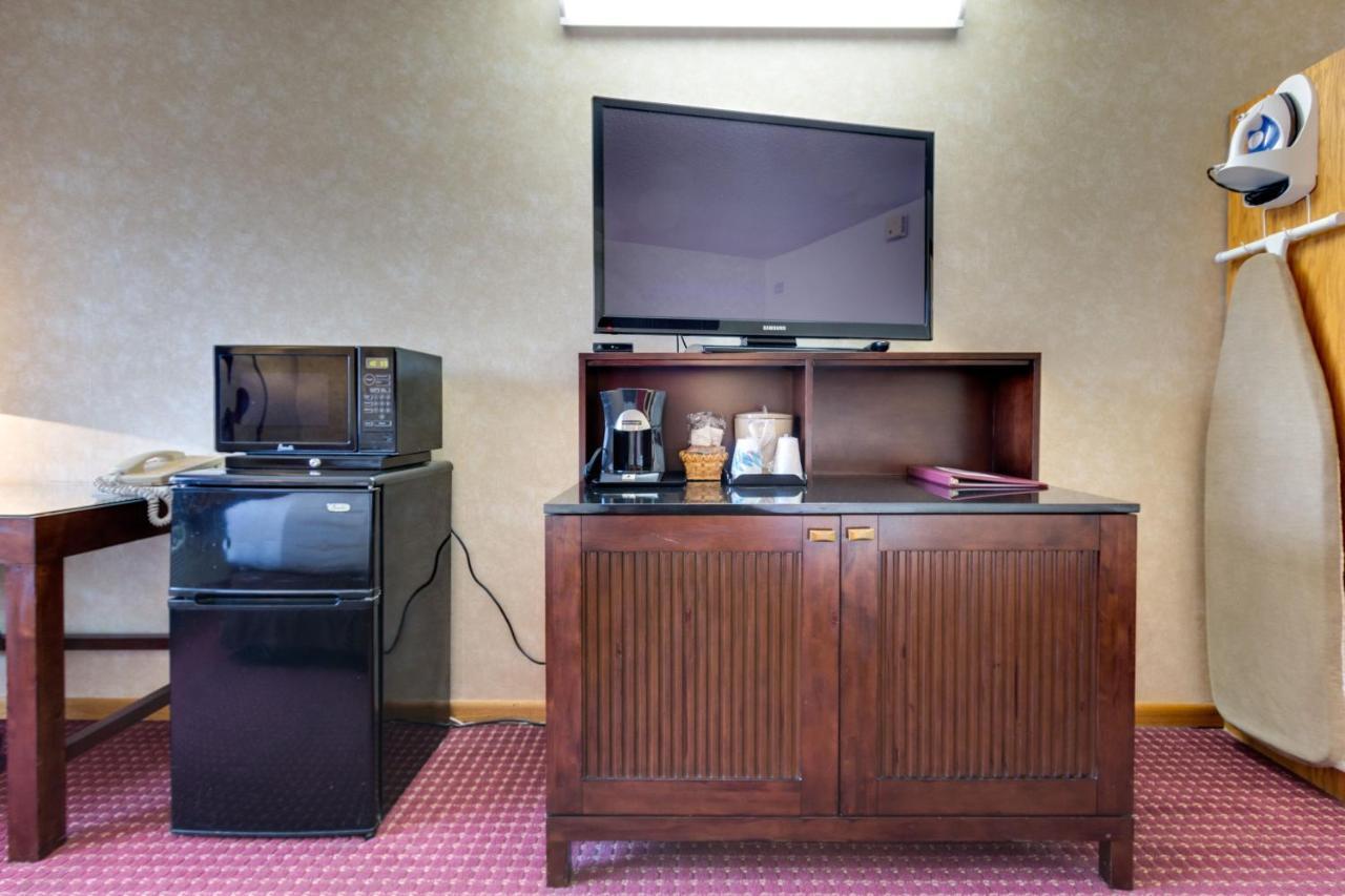 Fireside Inn And Suites Devils Lake Exterior photo