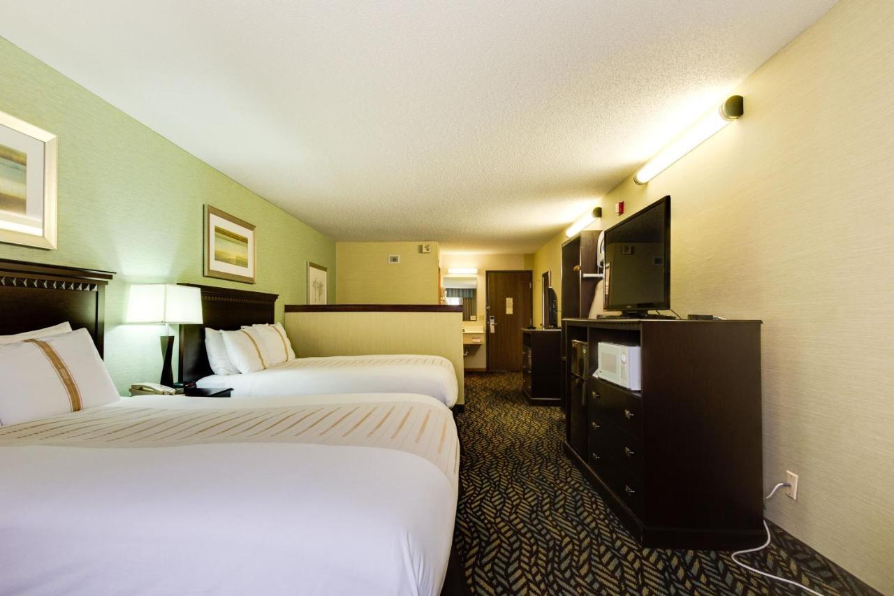 Fireside Inn And Suites Devils Lake Exterior photo