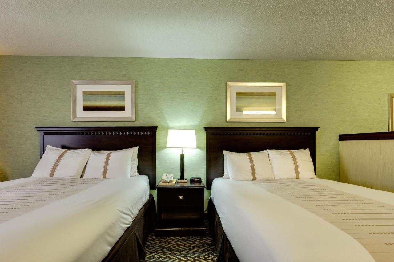 Fireside Inn And Suites Devils Lake Exterior photo