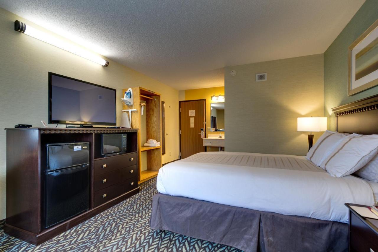 Fireside Inn And Suites Devils Lake Exterior photo